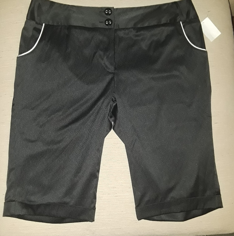 SOLD.   NWT.. Dressy Crop pants..